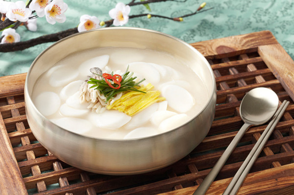 Tteokguk (súp bánh gạo). Tteokguk là món ngon ngày Tết của người dân xứ Hàn. Bánh được làm từ thịt bò, thêm tảo biển và cá cơm khô tùy theo sở thích. Khi làm, bánh sẽ được tạo hình giống như đồng tiền cổ. Vì vậy, món ăn còn có ý nghĩa biểu tượng cho sự giàu có và thịnh vượng.
