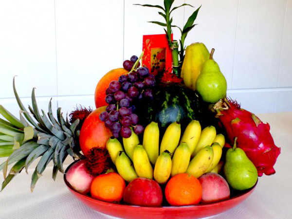 Thứ ba, không chọn chuối chín. Lý do là chuối cần được trưng nhiều ngày trên ban thờ. Chuối chín sẵn sẽ nhanh chóng bị thối, rụng khỏi cuống không tốt lành.