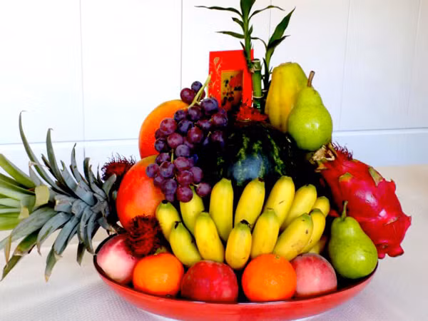 Thứ ba, không chọn chuối chín. Lý do là chuối cần được trưng nhiều ngày trên ban thờ. Chuối chín sẵn sẽ nhanh chóng bị thối, rụng khỏi cuống không tốt lành.