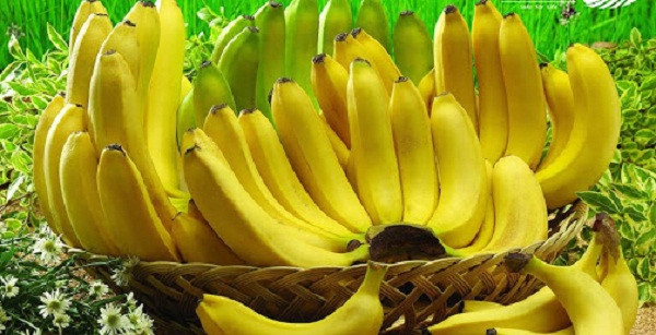 Chuối Trung Quốc khi chín thường có màu vàng hồng chứ không vàng tươi như chuối ta. Quả chuối nhỏ đều đều, không to. Khi ăn, chuối có vị nhạt, không có mùi thơm và thanh nhẹ như chuối tiêu. Ảnh minh họa: Internet.