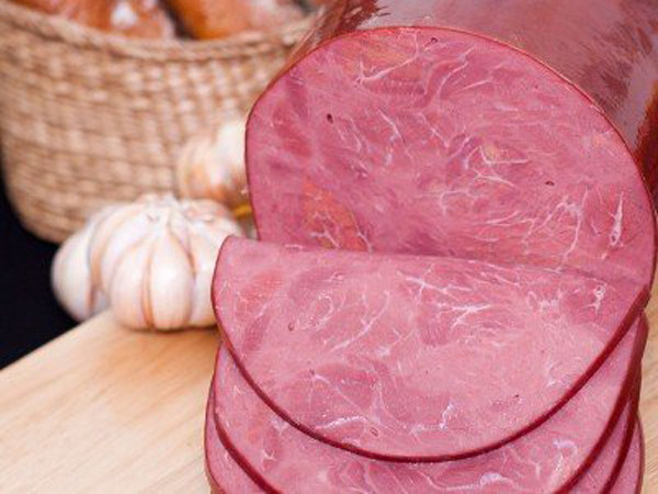 Ngoài thịt xông khói, giăm bông cũng được khuyên không ăn nhiều dịp Tết. Kết quả nghiên cứu tại Anh từng chỉ ra, nếu 1 người bình ăn nhiều hơn 70g thịt chế biến/tuần (tương đương 3 lát thịt muối, giăm bông) thì mỗi năm nước này sẽ tiếp nhận thêm 3.700 bệnh nhân ung thư ruột mắc mới.