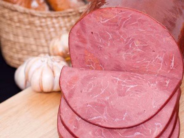 Ngoài thịt xông khói, giăm bông cũng được khuyên không ăn nhiều dịp Tết. Kết quả nghiên cứu tại Anh từng chỉ ra, nếu 1 người bình ăn nhiều hơn 70g thịt chế biến/tuần (tương đương 3 lát thịt muối, giăm bông) thì mỗi năm nước này sẽ tiếp nhận thêm 3.700 bệnh nhân ung thư ruột mắc mới.