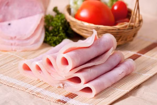 Hơn nữa hàm lượng chất béo của thịt xông khói rất cao. Ước tính chiếm từ 30 – 40%, thậm chí có thể đạt khoảng 70%. Đáng lưu ý, chất béo trong thịt xông khói chủ yếu là chất béo bão hòa. Ăn lượng lớn chúng dễ dẫn đến tình trạng tăng lipid máu cùng các bệnh về tim mạch.