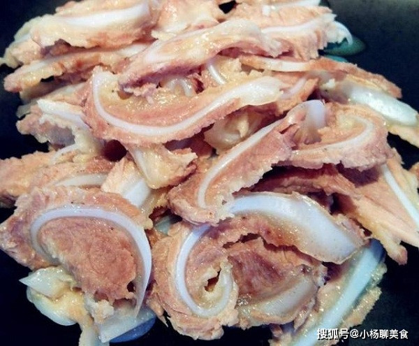 Bình thường, xương lưỡi liềm ít được bày bán trên sạp. Vì thế, nếu muốn mua để chế biến món ăn ngày Tết, bạn nên đặt trước với người bán.