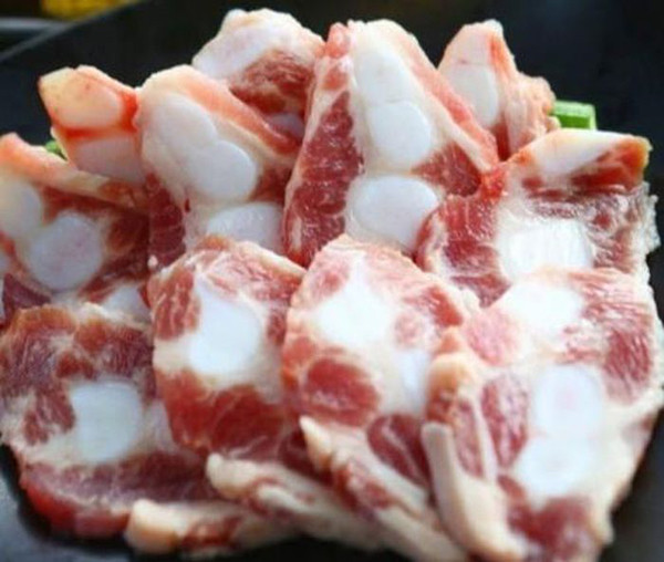 Vị trí của xương lưỡi liềm nằm ở ngã ba phần chân trước con lợn, nơi có chiếc xương giống lưỡi liềm. Xương lưỡi liềm là một phần thịt lẫn sụn, giòn. Thích hợp để chế biến món súp, xào, rang...