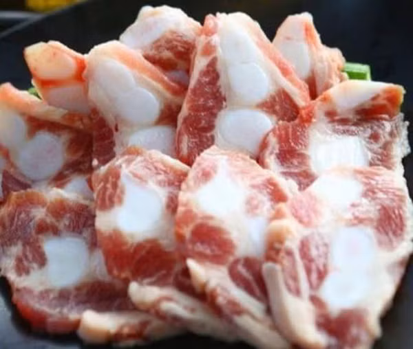 Vị trí của xương lưỡi liềm nằm ở ngã ba phần chân trước con lợn, nơi có chiếc xương giống lưỡi liềm. Xương lưỡi liềm là một phần thịt lẫn sụn, giòn. Thích hợp để chế biến món súp, xào, rang...