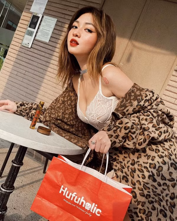 Là mẫu ảnh quen mặt trong lĩnh vực thời trang, Bảo Ngọc rất biết bắt trend, chọn cho mình những mẫu áo thời thượng.