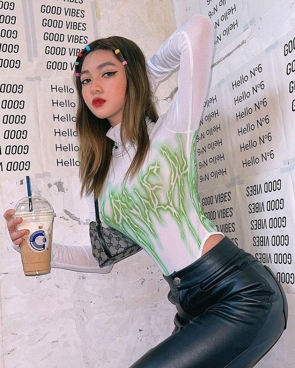 Sở hữu nhan sắc khả ái, đôi mắt to tròn, khuôn miệng căng mọng và làn da trắng muốt, ngay từ khi còn là học sinh trung học, Bảo Ngọc đã nổi tiếng, được đánh giá giống mỹ nhân xứ sở Kim Chi.