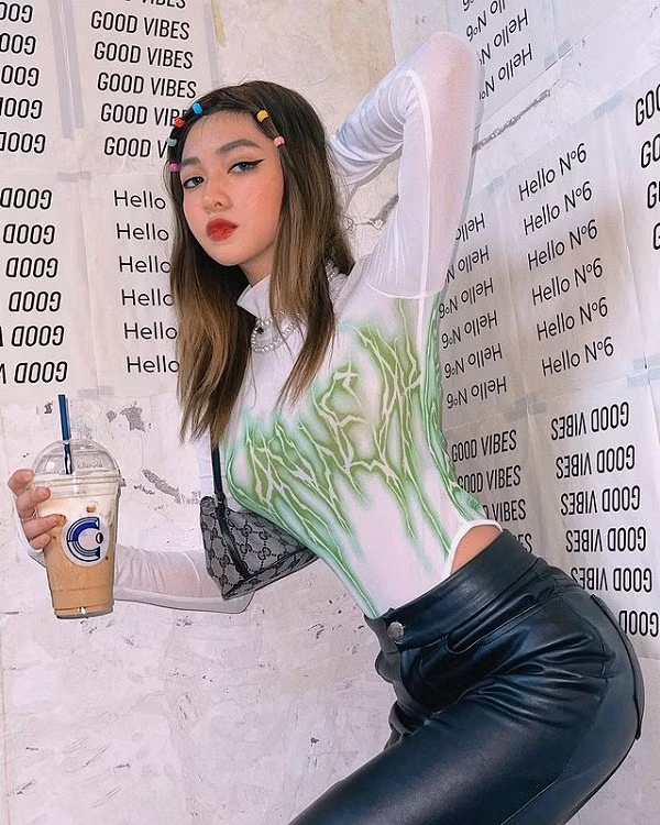 Sở hữu nhan sắc khả ái, đôi mắt to tròn, khuôn miệng căng mọng và làn da trắng muốt, ngay từ khi còn là học sinh trung học, Bảo Ngọc đã nổi tiếng, được đánh giá giống mỹ nhân xứ sở Kim Chi.