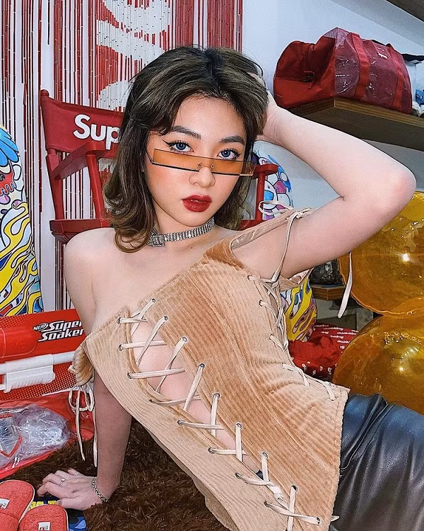 Ngoài gương mặt đẹp lai Tây, Bảo Ngọc còn thu hút sự chú ý nhờ body quyến rũ và phong cách thời trang phóng khoáng.