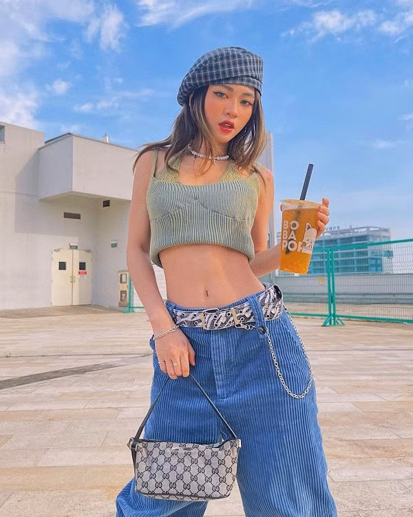 Trần Đoàn Bảo Ngọc là một hotgirl Sài thành nhận được nhiều sự quan tâm. Hiện mỹ nhân sinh năm 2001 sở hữu hơn 334 lượt follow trên istagram và hơn 81 nghìn lượt follow trên facebook.