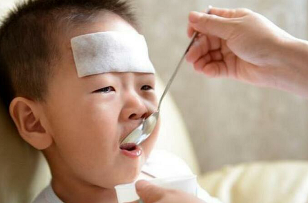 Nhoi nhet con an, cha me hoi han vi suyt day tre den cua tu