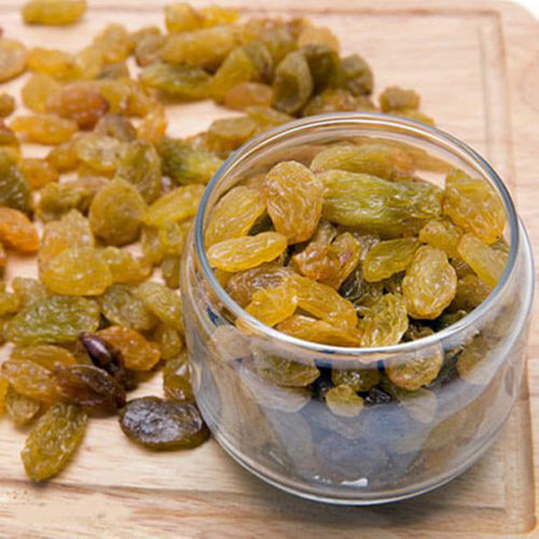 Ngoài ra, nho khô được biết đến với đặc tính kháng khuẩn. Vì thế, uống nước nho khô có thể giúp xử lý vi khuẩn và loại bỏ mùi hôi miệng.