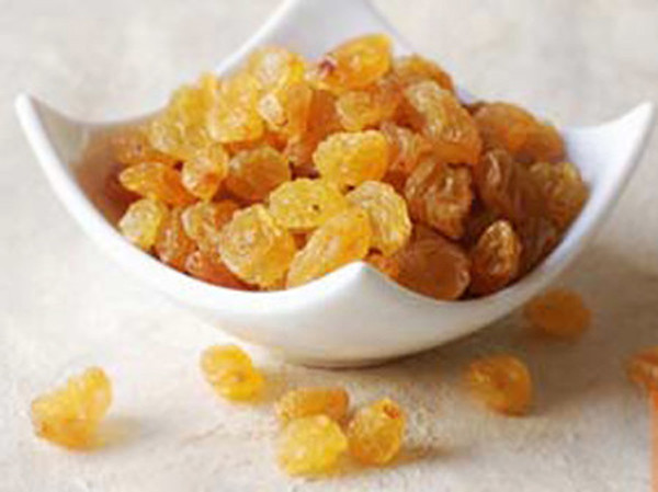 Hàm lượng polyphenol trong nho khô tương đối lớn. Thậm chí được đánh giá vượt trội so với nho tươi. Khi đi vào cơ thể, chất này sẽ phát huy tác dụng chống oxy hóa, ức chế hoạt động của các gốc tự do. Từ đó, cơ thể nhận được tác dụng chống lão hóa rõ rệt.