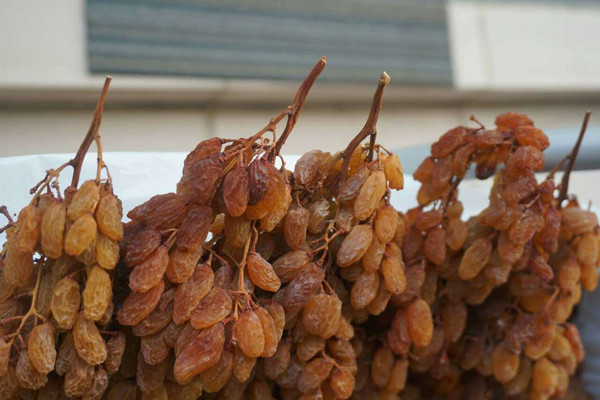 Lưu ý không nên chọn những quả nho trông tươi sáng vì có thể chúng được xử lý bằng sulfur dioxide. Ảnh: Internet.