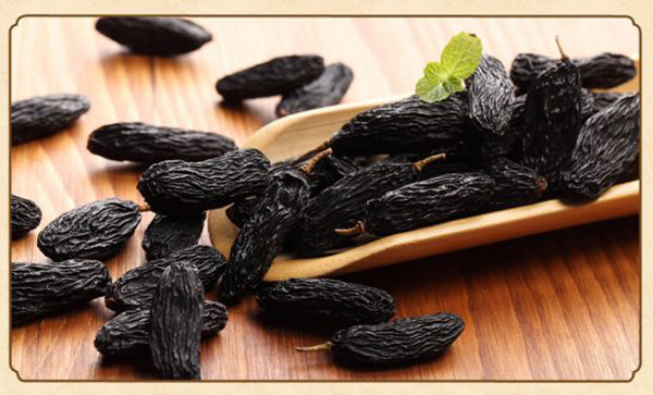 Nho khô được nhiều người chọn làm quà đãi khách ngày Tết nhờ hương vị thơm ngon lại rất tốt cho sức khỏe. Thế nhưng, mua sắm quá tay khiến nho khô thừa lượng lớn sau Tết.