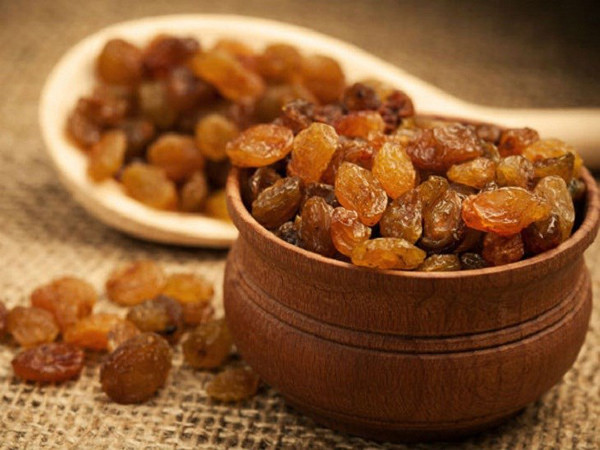 Đặc biệt, canxi là thành phần quan trọng của xương có nhiều trong nho khô. Nó duy trì sức khỏe tổng thể của xương. Khi ăn, canxi trong nho có thể bảo vệ bạn khỏi chứng loãng xương.