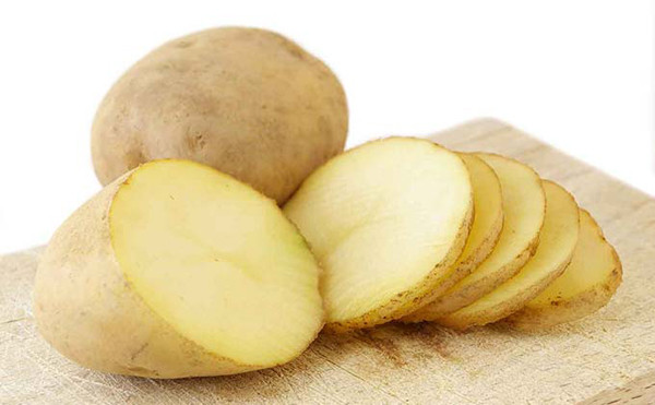 Làm được điều này là nhờ thành phần axit oxalic trong khoai, kết hợp với muối sẽ làm mòn nhẹ bề mặt kim loại bị rỉ.