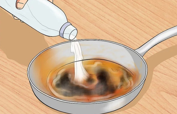 Lưu ý, đợi đến khi nước sôi, chị em nên mở nắp. Lúc này, lớp cháy khét sẽ tự động bong ra trong khi hơi nước, giấm bốc lên sẽ giúp khử mùi cho gian bếp.