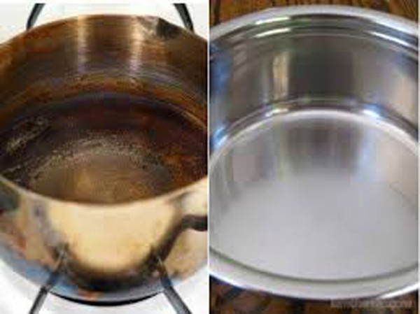 Làm sáng xoong nồi inox. Xoong nồi inox sau thời gian sử dụng thường bị ố vàng. Để làm sáng, chị em có thể trộn 1 phần dầu thực vật, 1 phần nước, 2 phần giấm trắng lắc đều, phun lên bề mặt cần rửa sạch. Để tăng hiệu quả làm sáng, bạn có thể thêm 10-15 giọt nước chanh vào hỗn hợp.