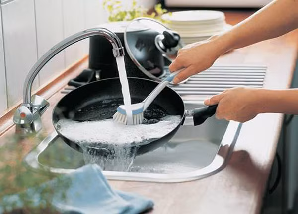 Ngoài ra, bạn cũng có thể kết hợp giấm với muối bằng cách hòa tan muối rồi ngâm trong chảo chừng 10-15 phút. Tiếp đến, dùng miếng rửa cọ là có thể làm sạch. Ảnh: Internet.