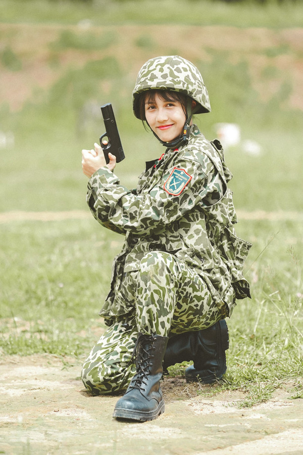 Trái ngược với kiểu tóc đen ngoan hiền trong Sao Nhập Ngũ, ngoài đời “thánh nhạc chế” Hậu Hoàng rất chuộng những màu tóc nhuộm nổi bật.