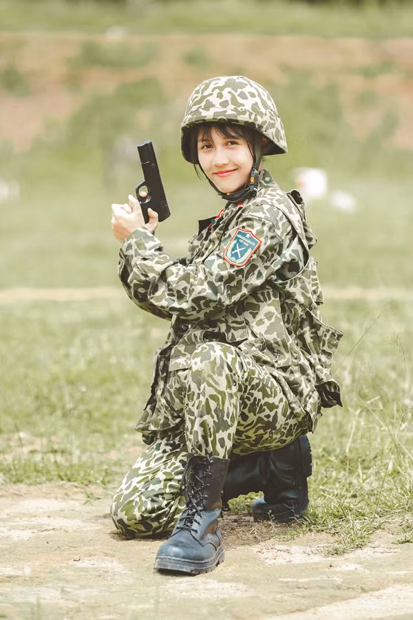 Trái ngược với kiểu tóc đen ngoan hiền trong Sao Nhập Ngũ, ngoài đời “thánh nhạc chế” Hậu Hoàng rất chuộng những màu tóc nhuộm nổi bật.