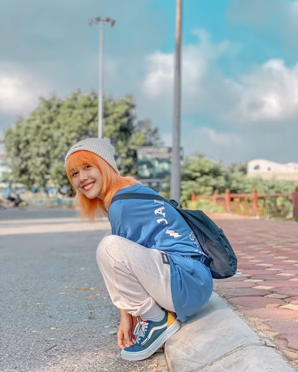 Ngày càng nổi tiếng đồng nghĩa với việc hình ảnh cá nhân càng được cộng đồng quan tâm hơn. Ngoài được biết đến là một Youtuber đình đám Hậu Hoàng còn tạo “thương hiệu” với những kiểu tóc cực “mặn” thể hiện cá tính.