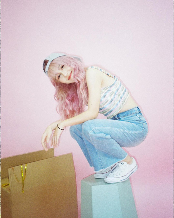 Gương mặt nhỏ nhắn cùng làn da trắng bật tông khiến Hậu Hoàng khá hợp với màu tóc hồng pastel ngọt ngào, dễ thương.