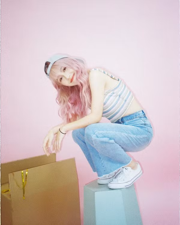 Gương mặt nhỏ nhắn cùng làn da trắng bật tông khiến Hậu Hoàng khá hợp với màu tóc hồng pastel ngọt ngào, dễ thương.