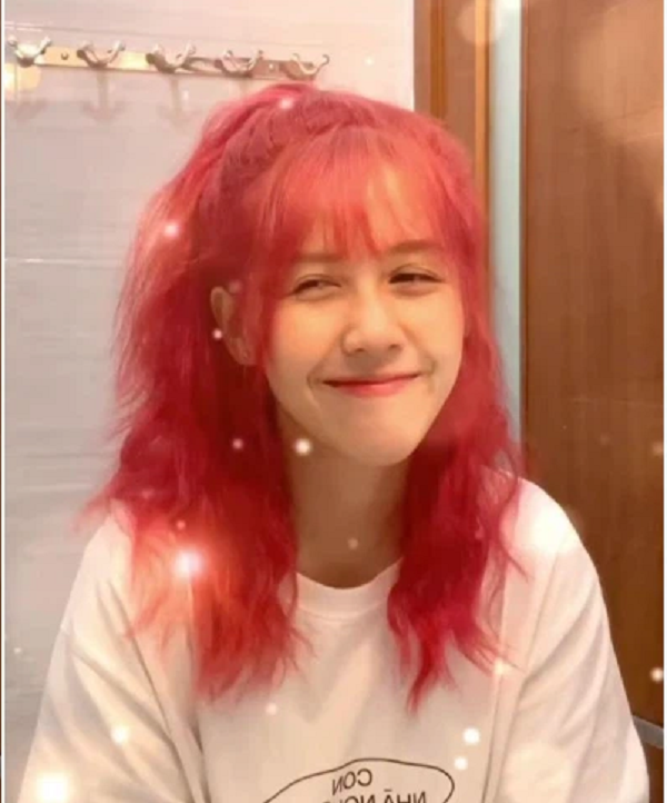 Gần đây nhất trong không khí nhộn nhịp đầu xuân, Hậu Hoàng một lần nữa thay đổi màu tóc đỏ rực nổi bật.