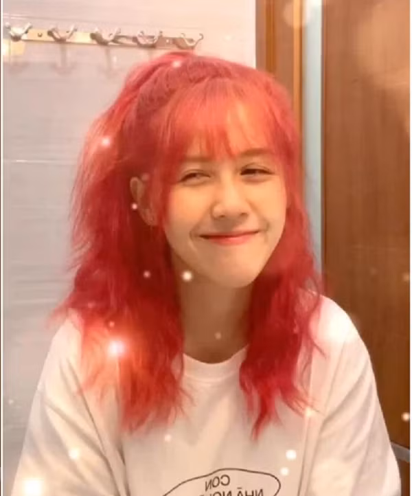 Gần đây nhất trong không khí nhộn nhịp đầu xuân, Hậu Hoàng một lần nữa thay đổi màu tóc đỏ rực nổi bật.