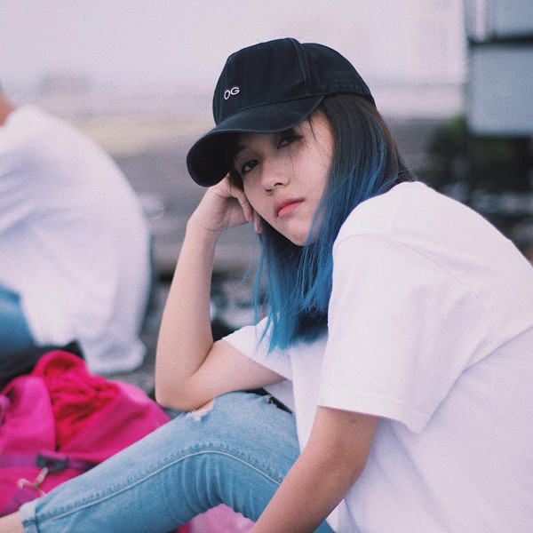 Không ít lần cô nàng sinh năm 1995 thử sức với cách nhuộm ombre với các tông màu khác nhau.