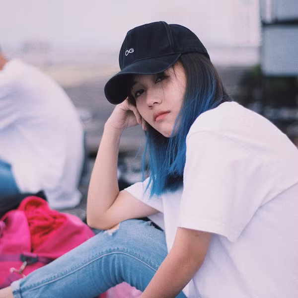 Không ít lần cô nàng sinh năm 1995 thử sức với cách nhuộm ombre với các tông màu khác nhau.