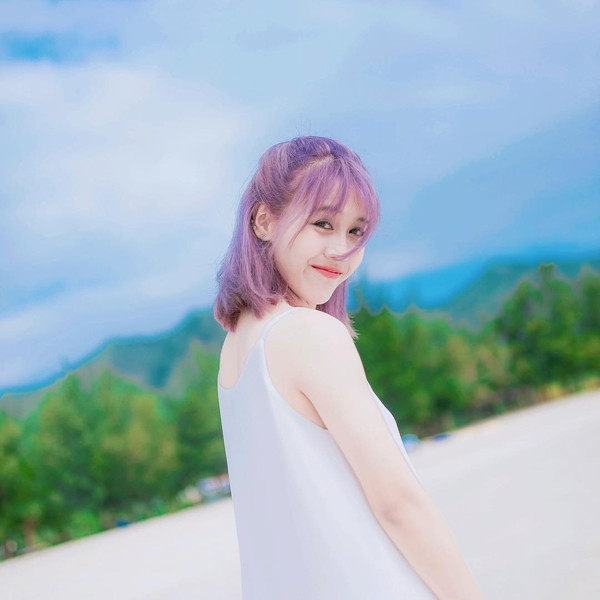 Youtuber Hậu Hoàng rất biết bắt trend khi mạnh dạn nhuộm tóc màu tím khói từng được nhiều sao Kpop lăng xê.