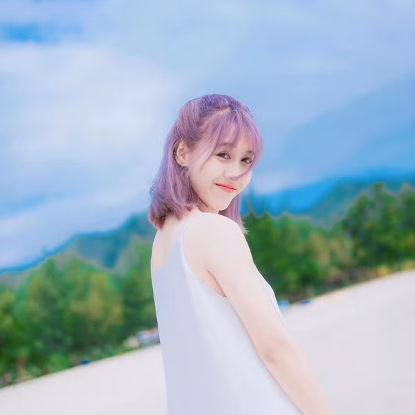 Youtuber Hậu Hoàng rất biết bắt trend khi mạnh dạn nhuộm tóc màu tím khói từng được nhiều sao Kpop lăng xê.