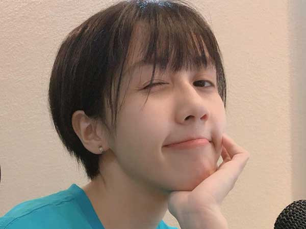 Để F5 ngoại hình, có dịp Hậu Hoàng quyết định “xuống tóc” trở về với màu đen truyền thống với kiểu tóc tomboy.