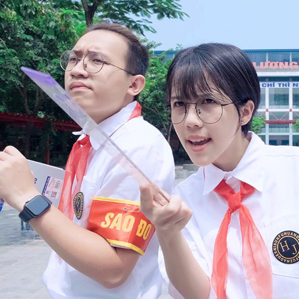 Thế nhưng thay vì cool ngầu như tưởng tượng, vóc dáng nhỏ bé khiến bản thân Hậu Hoàng cũng phải hài hước cảm thán: “Người ta cắt tóc này đẹp trai, tôi cắt tóc này thì thành nhi đồng...”.