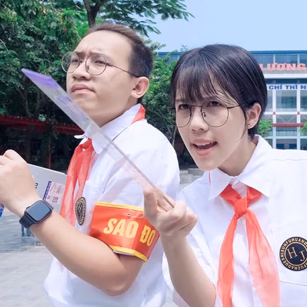 Thế nhưng thay vì cool ngầu như tưởng tượng, vóc dáng nhỏ bé khiến bản thân Hậu Hoàng cũng phải hài hước cảm thán: “Người ta cắt tóc này đẹp trai, tôi cắt tóc này thì thành nhi đồng...”.