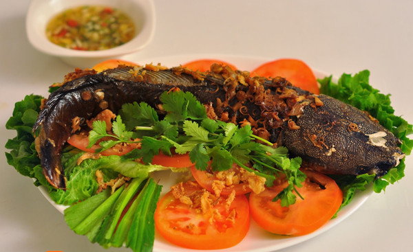 Cuối cùng, cá trê (鲶 鱼 niányú / nyen-yoo) có cách phát âm giống như từ “năm dư thừa” (年 余/ nián yú). Vì vậy khi ăn cá trê, người ta đang cầu một năm mới dư giả.