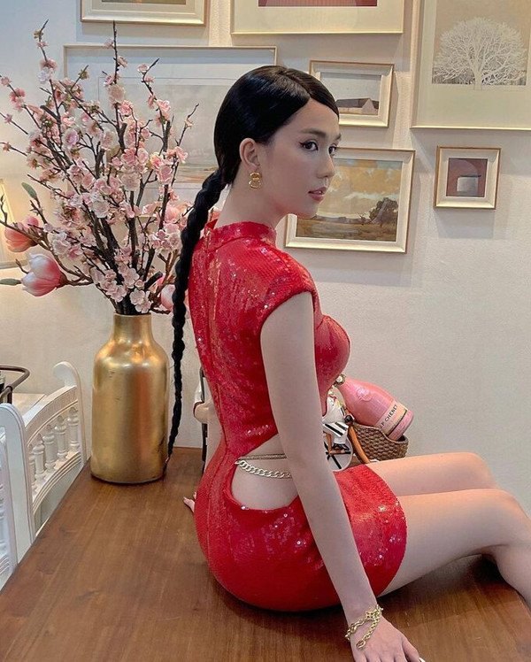 Trong ngày đầu tiên của năm mới, Ngọc Trinh ăn mặc sexy hết nấc. Cô chọn đầm sa tuyn bó sát với đường cắp cúp khoe những đường cong gợi cảm.