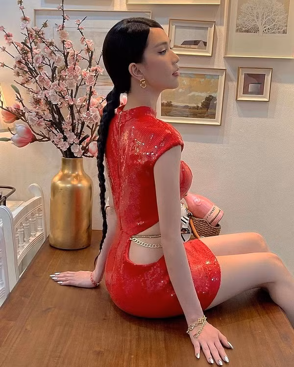 Bộ đầm bó sát sắc đỏ rất hợp với không khí đón xuân đầu năm. Mang nét hoài cổ song nữ diễn viên Vu quy đại náo lại phá cách với chi tiết cut – out tôn lên vóc dáng nuột nà.