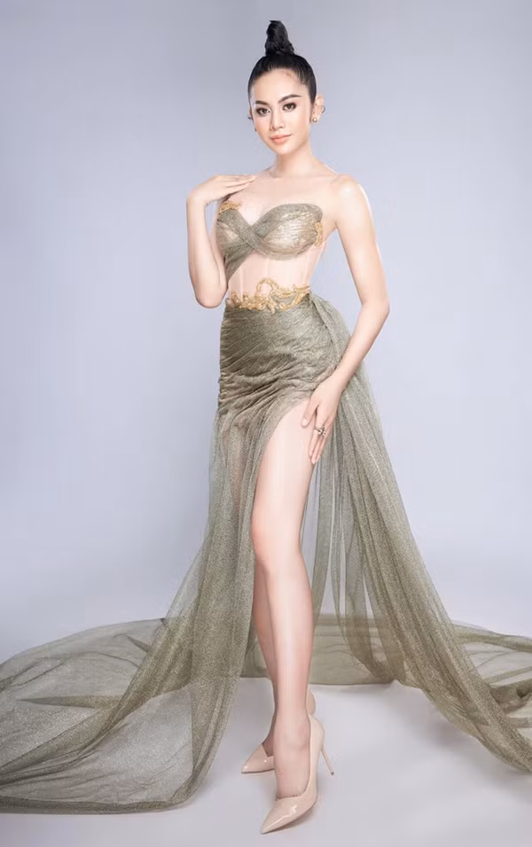 Với trang phục đi diễn, Mỹ Kỳ thường lựa chọn trang phục ôm sát, xẻ tà cao tít tắp khoe chiều cao lý tưởng 1m72.