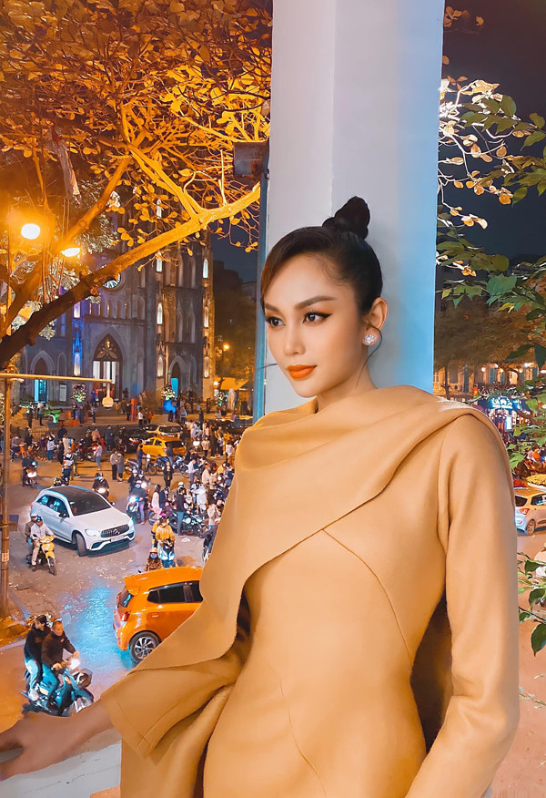 Được biết, Lương Mỹ Kỳ tên thật là Lương Trung Kiên sinh năm 1999 trong gia đình cơ bản tại Tiền Giang.