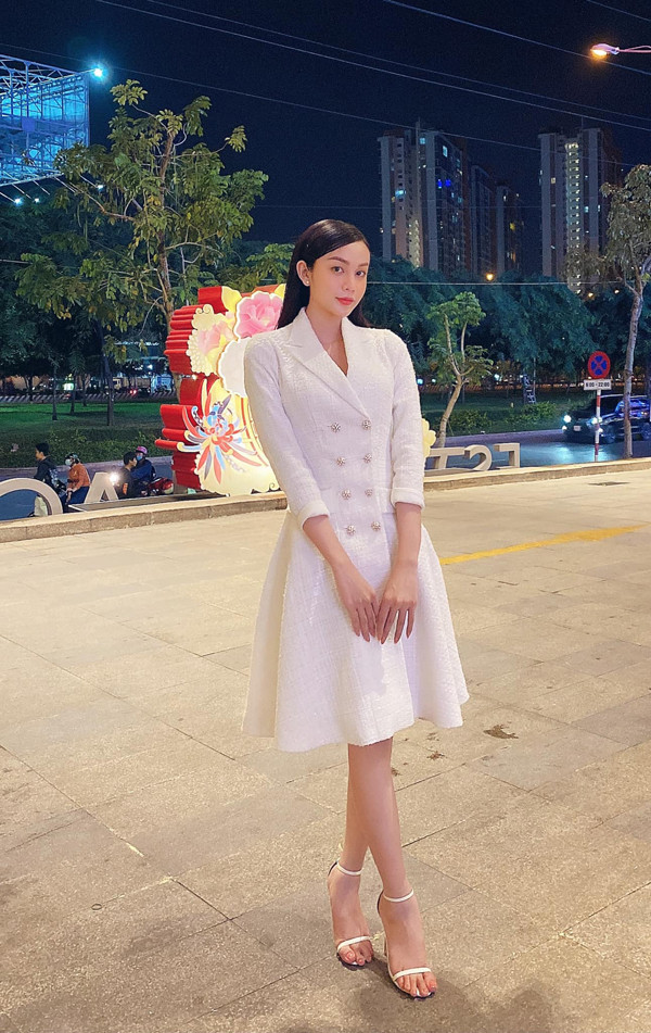 Với trang phục hàng ngày, Mỹ Kỳ chọn thiết kế tối giản song vẫn tôn lên vẻ thanh lịch của nàng hậu.