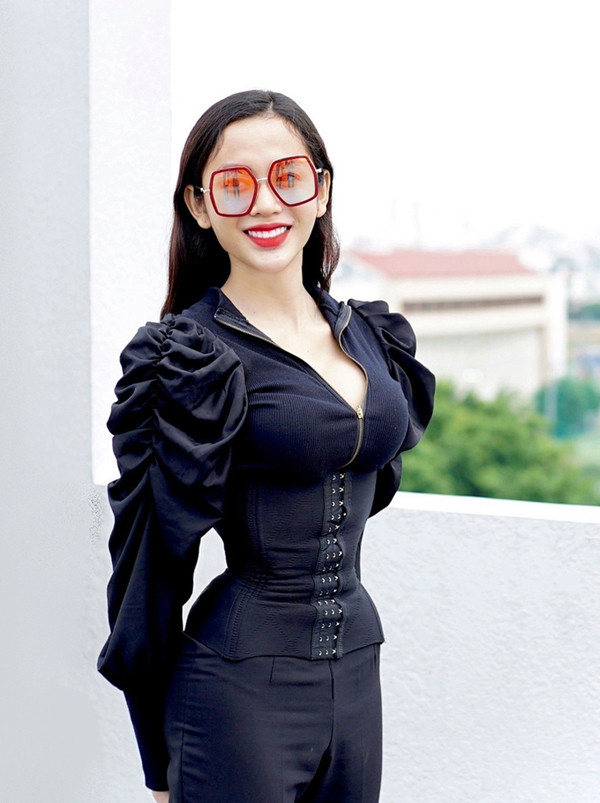 Mỹ nhân sinh năm 1999 ưu tiên trang phục tôn lên vòng 1 căng tràn cùng eo con kiến nhiều người ngưỡng mộ.