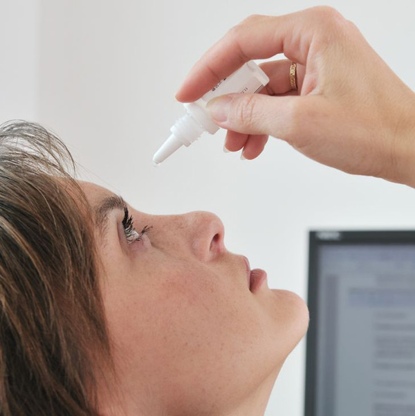 Dùng thuốc nhỏ mắt. Kết quả nghiên cứu cho thấy, thuốc nhỏ mắt cycloplegics có thể gây nghiện cao. Chúng được sử dụng trong khi khám mắt để kiểm tra võng mạc hoặc điều trị viêm giác mạc.