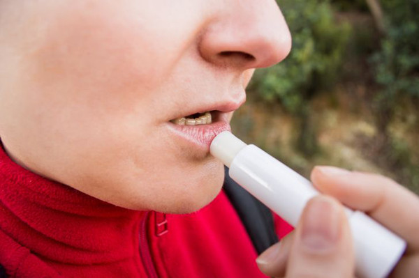 Thoa son dưỡng. Thoa son dưỡng khiến môi căng bóng, mềm mại dễ chịu. Thế nhưng nó sớm bị liệt vào thói quen hàng ngày dễ gây “nghiện”, được ví giống như cắn móng tay hay nhổ tóc.