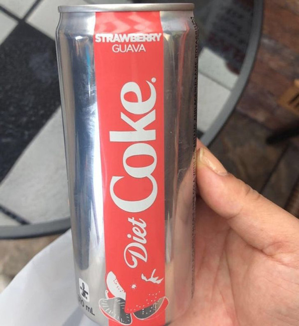 Uống soda dành cho người ăn kiêng. Đừng trông chờ nhiều vào soda quảng cáo dành cho người ăn kiêng. Bản thân chúng cũng chứa chất làm ngọt nhân tạo giống như đường. Khi đi vào cơ thể, chúng kích thích cảm giác thèm ăn và khiến bạn ngày càng phụ thuộc.