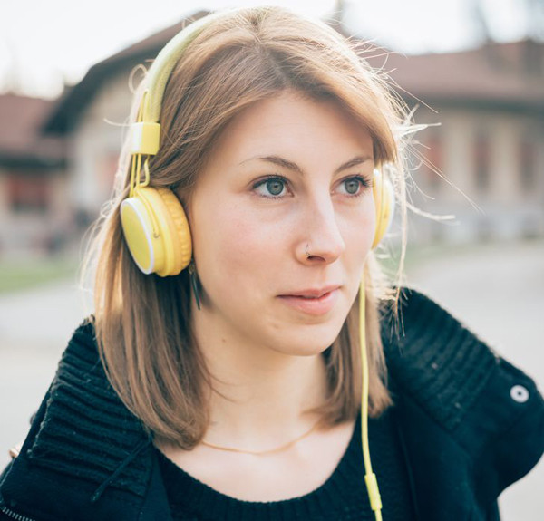 Nghe nhạc. Khi nghe nhạc, não bộ được kích hoạt giải phóng “hormone hạnh phúc” dopamine gây “nghiện”. Một lợi ích khác của nghe nhạc là nó giúp chúng ta cảm thấy hưng phấn và thèm ăn hơn. Âm nhạc cũng là cách tốt để cải thiện tâm trạng, giảm căng thẳng.